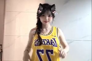 身材比东子炸裂😍“宝贝77”的东契奇亲签球衣终于到了！